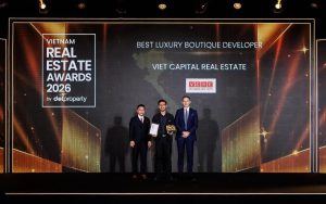 Đại diện VCRE nhận giải Best Boutique Luxury Developer tại Dot Property Vietnam Awards 2026