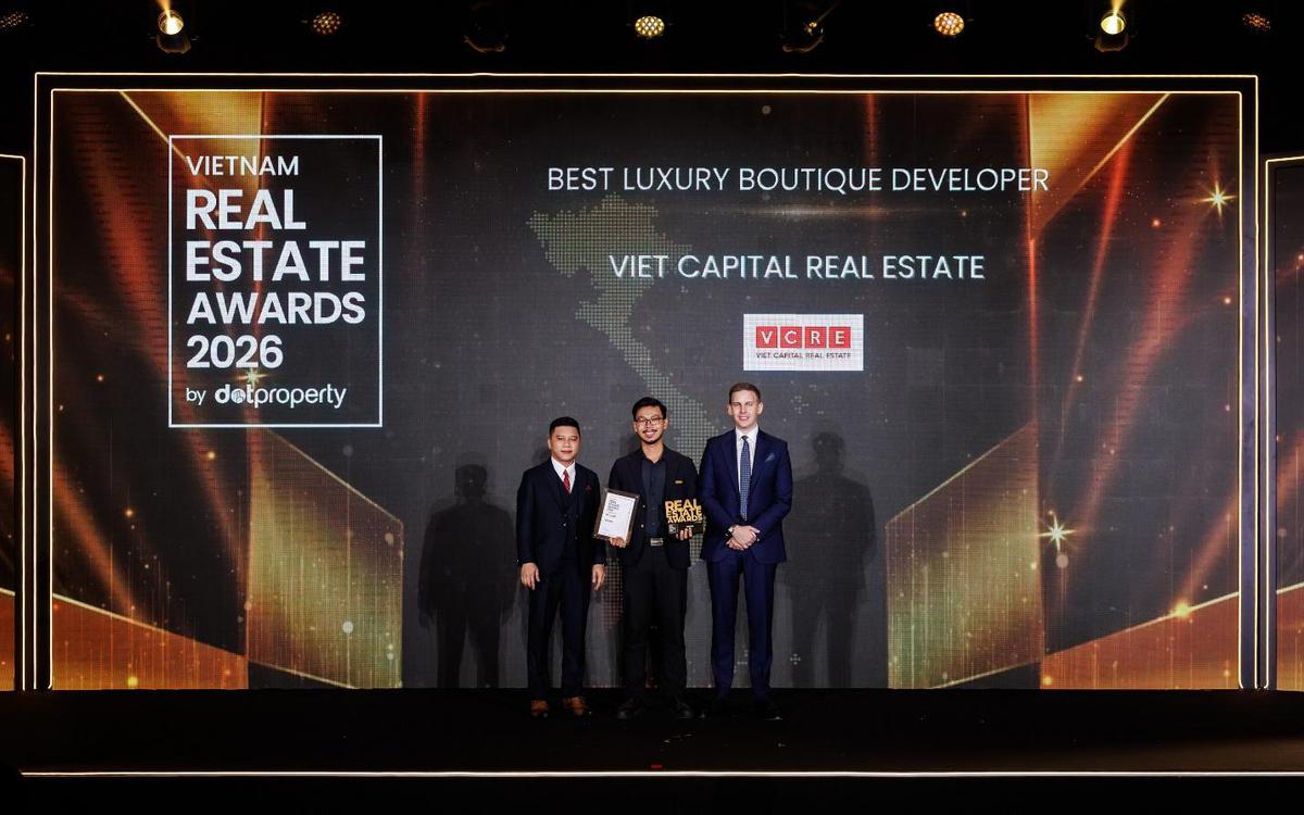 Đại diện VCRE nhận giải Best Boutique Luxury Developer tại Dot Property Vietnam Awards 2026
