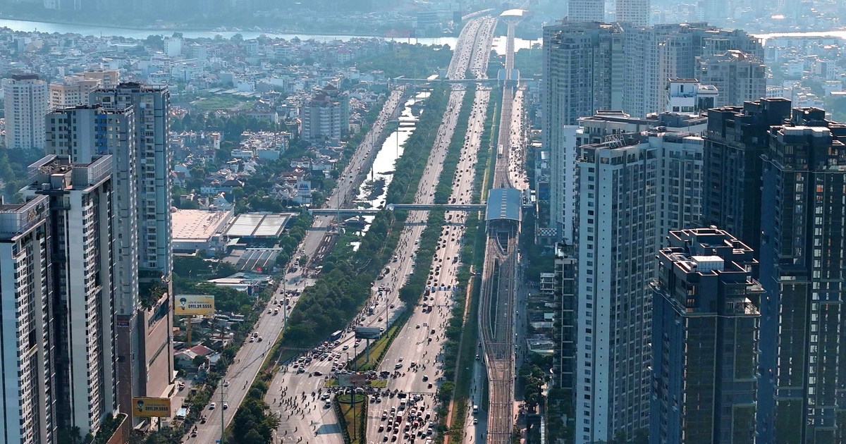 Toàn cảnh xa lộ Hà Nội nhìn từ trên cao với tuyến metro chạy giữa và cao ốc hai bên